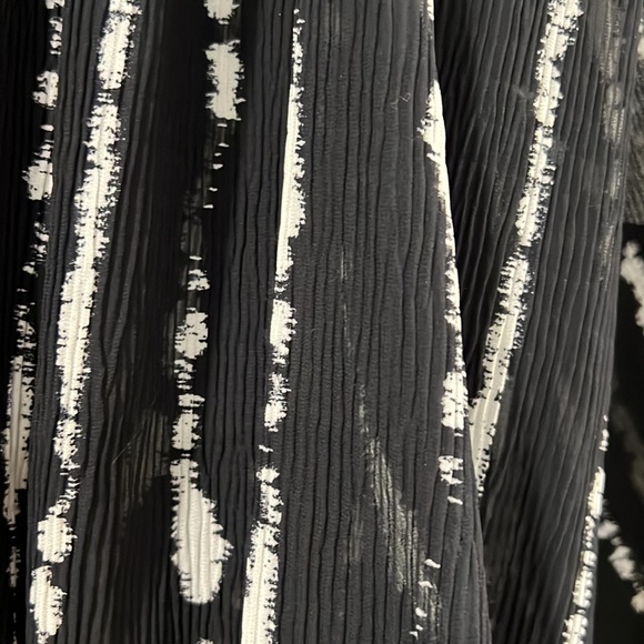 H&M Pleated Chiffon Black and White Long Sleeve Top Size US 6 - Picture 7 of 7